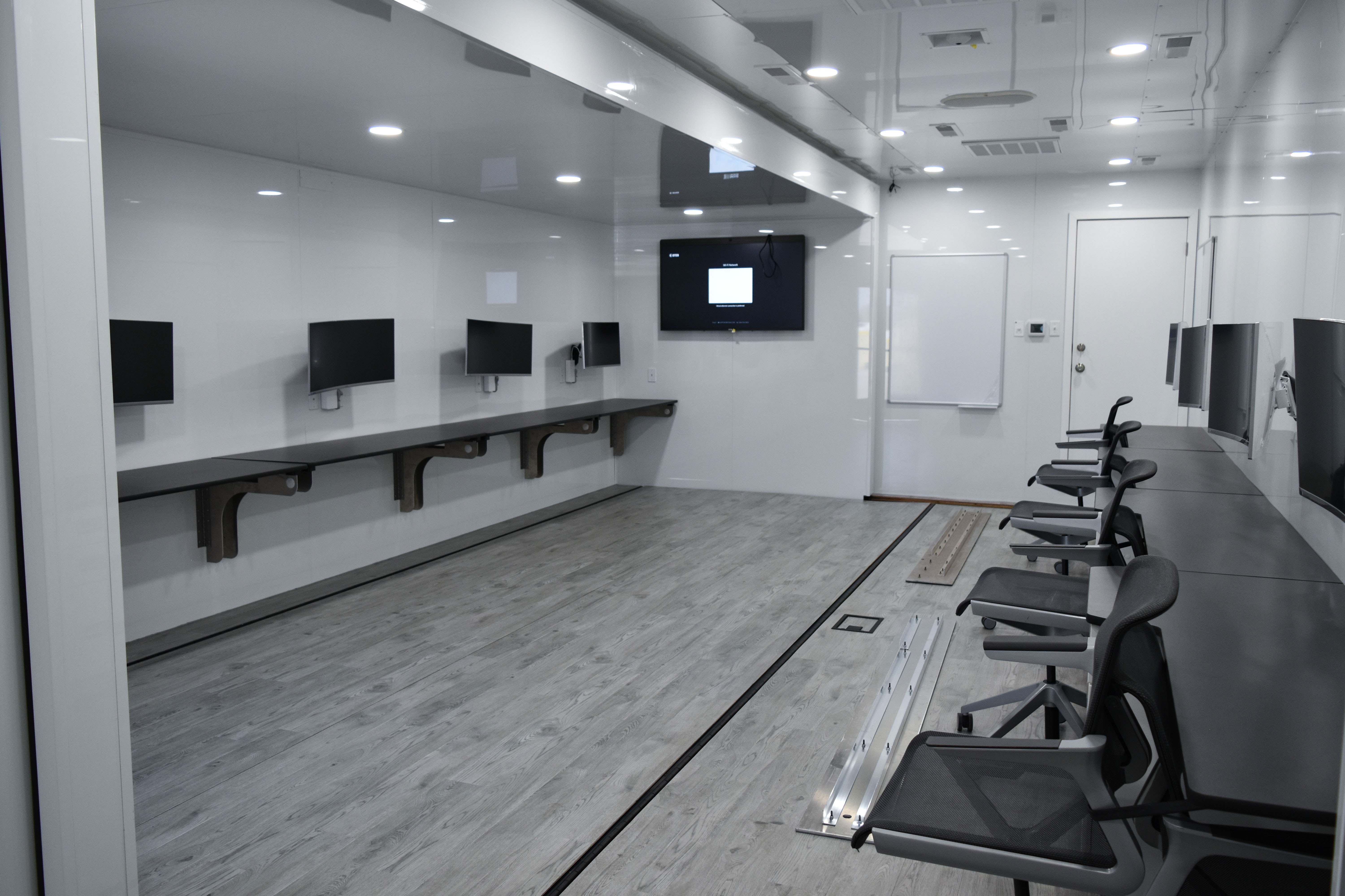 5 Benefits of Mobile Command Centers
